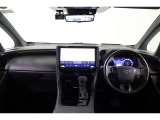 洗練されたデザインで高級感のある運転席廻り。隅々にまで心づかいが施された快適な使い勝手の良さは運転者を納得させてくれます。インナーミラーは後方映像で視界を確保してくれる電子インナーミラーです。