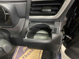 運転席と助手席には、回転式のインパネカップホルダーが装備されています。