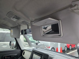 サンバイザーです。運転席にはバニティミラーを装備。
