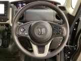 ハンドルにHondaセンシング系のクルーズコントロールやレーンキープアシストなどのスイッチと、オーディオの操作スイッチが装備されています。ハンドルから手を離さず安全に操作できます。