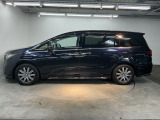 限られたスペースでも、スライドドアなら開閉がスムーズ!隣の車や壁にぶつかる心配がありません。