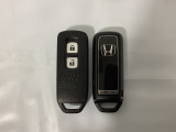 スマートキーを装備しています。鍵を差し込むことなくドアロックの開け閉めと、スタートボタン操作でのエンジンスタートができます。スペアキーも同じものを用意しております。