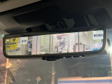 【スマートリヤビューミラー】後席の大きな荷物や同乗者で後方が確認しづらい時でも安心!カメラが撮影した車両後方の映像をルームミラー内に表示。クリアな視界で状況の確認が可能です!