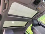 【パノラマルーフ】大型のガラスルーフ搭載で車内の解放感が一気にアップ!開放的なドライブをお楽しみいただけます。