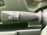 雨天時でもクリアな視界を確保できるワイパーレバー。雨の日の運転も安心ですね。操作性も考慮された設計です。
