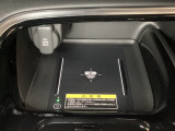 センターコンソールにはワイヤレス充電器を装備してます。Qi(チー)規格対応のスマートフォンなどを置くだけでワイヤレスで充電可能です。またスマートフォンの充電可能なUSB端子なども別途装備しています。