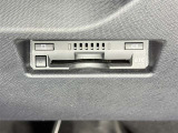 【ETC】高速道路などの料金所における自動料金支払いシステムです。車載器と料金所のアンテナとの間で無線通信を行い、料金を自動で支払うことができます。
