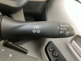 操作しやすいウインカーレバーで、安全な車線変更をサポートします。直感的な操作性で、運転に集中できます。スムーズな操作感です。