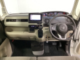 車内は光触媒抗菌消臭施工済です。インパネ周りはスタイリッシュなデザインで機能や装備も充実しています。グローブボックスやカップホルダーのほかにトレーなどたくさんの収納スペースが付いています。