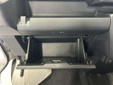 ちょっとしたところは収納ボックスにもなっています。車内はサイズも決まっているので、収納が少ないと思っているアナタ!ご安心ください。さまざまなところに収納が隠れているんです♪