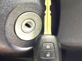 【キーレス】少し離れた場所からでもボタン一つでドアの開錠・施錠ができるのでとっても便利!ドアの鍵穴周りに傷をつけることもありません♪