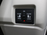 【両側電動スライド】スライドドアは両側電動スライドドアになっております。運転席からの開閉も出来、リモコンキーでも離れたところから開閉出来ますので大変便利な装備です。