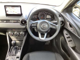 ドライバー中心にレイアウトされたコックピット。運転に集中しやすい設計です。