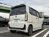 スタイリッシュなリアデザインが目を引きます。特徴的な形状が、他の車両との違いを際立たせています。洗練された印象のテールランプも魅力です。