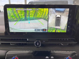 【アラウンドビューモニター】専用のカメラにより、上から見下ろしたような視点で360度クルマの周囲を確認することができます☆死角部分も確認しやすく、狭い場所での切り返しや駐車もスムーズに行えます。