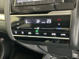 オートエアコンで、毎日のドライブを快適に。温度、風量を自動で調整し、理想的な車内環境を提供します。