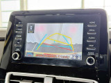【バックガイドモニター】車両後方の映像をナビ画面に表示し、駐車などの後退操作をサポートします。