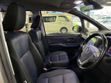 運転席の画像です。足元やシートまわりに余裕があり、リラックスした姿勢で運転が可能です。視界も良好で操作系へのアクセスもしやすく、快適で安心感のあるドライブをサポートします。