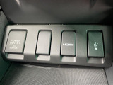 【アクセサリーソケット(電源ソケット)】電源からケーブルをつなげば、スマートフォンなどの電子機器の充電などを行うことができます!ゲーム機器や、カメラの充電にも便利ですね。