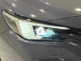 【LEDヘッドライト】悪天候や夜間走行時も良好な視界を確保し安心して運転できる高輝度LEDヘッドライトを装備!点灯速度が早く、消費電力も抑えられています。