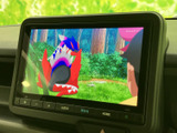 停車中に、地上デジタル放送を楽しめるTVチューナーを搭載。休憩時間や待ち時間に、エンターテインメントを満喫できます。