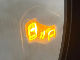【ブラインドスポットモニター】走行中、ドアミラーの死角になりやすい箇所に後続車が接近するとサイドミラー付近に警告を表示、ドライバーに注意喚起をしてくれます。