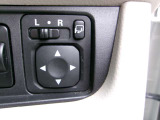 電動格納式ミラーなので、対向車などとのすれ違い時にも便利です。また、ドアロック連動で自動格納します。