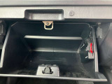 グローブボックスです!上下にスペースがあり、車検証や小物を収納可能です