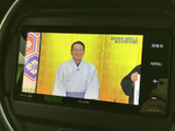 停車中には、お気に入りの番組や映画を楽しめます。長距離移動の際の休憩時間に最適。快適な空間を演出します。(※走行中の視聴は法律で禁止されています)。