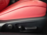 運転席と助手席間にG-LINKヘルプネットのスイッチがございます。万が一の事故や急病時に専門オペレーターが警察や消防に取り次ぎ、迅速な緊急車両の手配を実施。