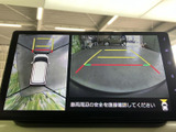 後退時の安全性を高めるバックモニター。死角をカバーし、より安全な運転をサポートします。