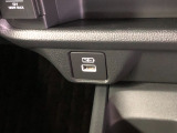 【充電用USBポート】スマホなどの充電に便利なUSBポートがついています!