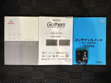 スマートキーは鍵をバッグに入れたままでもドアロックの開閉やエンジンのON・OFFができます。夜間や雨の日も鍵を探さなくて良いので便利です。