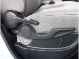 運転席の高さ調整が可能なシートリフター搭載!