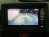 車両後方の映像を映すバックモニター。進路を確認しながら安全に車庫入れできます。