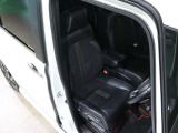 程よい硬さとホールド性が高いシートで長時間運転も快適です。