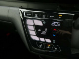 車内を年中快適に保ってくれるタッチパネル式オートエアコン。