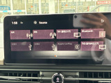 停車中には、TVやビデオコンテンツをお楽しみいただけます。長距離ドライブや休憩時間も快適に過ごせます。