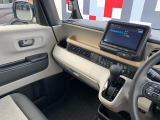 助手席周辺はこのようになっております。運転手だけでなく助手席に一緒に乗られる方も広々と快適にお乗り頂けるような設計です!各種装備を次の写真からご案内いたしますのでご覧ください。