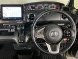 【ハンドル】運転にかかわる様々な操作を安全に行えるように視点移動が少なく操作性に配慮されたスイッチ類が凝縮されたコックピットです。