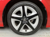 タイヤサイズは215/45R17!純正アルミホイール!納車前の点検時に当社指定の新品タイヤに交換させていただきます!ホイールにガリキズ箇所あり。(右フロントタイヤ)
