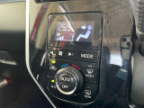 【オートエアコン】一度お好みの温度に設定すれば、車内の温度を検知し風量や温度を自動で調整。暑い&hellip;寒い&hellip;と何度もスイッチ操作をする必要はありません。快適な車内空間には必須の機能ですね♪