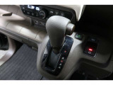 インパネシフトだから視線の移動も少なく足元もスッキリ♪運転席もゆったりしているのでゆとりを持ってドライブできますね!
