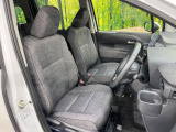 運転席シート廻りは使用感も少なく、良好な状態となっています。前オーナー様が丁寧に使っていたことがよくわかりますね。
