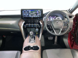 運転席周りのレイアウトをご覧ください。ナビゲーションが綺麗に装着されすっきり収まってますね!