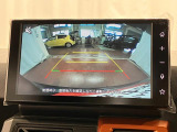 【バックカメラ】 駐車時に車両後方の様子を見ることができるので、運転の不安を軽くします。