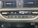 【オートエアコン】一度お好みの温度に設定すれば、車内の温度を検知し風量や温度を自動で調整。暑い&hellip;寒い&hellip;と何度もスイッチ操作をする必要はありません。快適な車内空間には必須の機能ですね♪