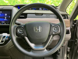 握りやすいステアリングは、運転操作をスムーズに行えます。オーディオやハンズフリー通話など、便利な機能も集中して操作できます。快適なドライビングをサポートします。