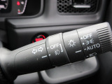 オートヘッドライト標準装備です。車外の明るさに応じて自動的にヘッドライトの点灯・消灯をしてくれます。トンネルの出入り口などで活躍してくれます。