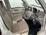 運転席まわりです。実際に座ってみて、乗り心地を体験してみてください,視界も良好です